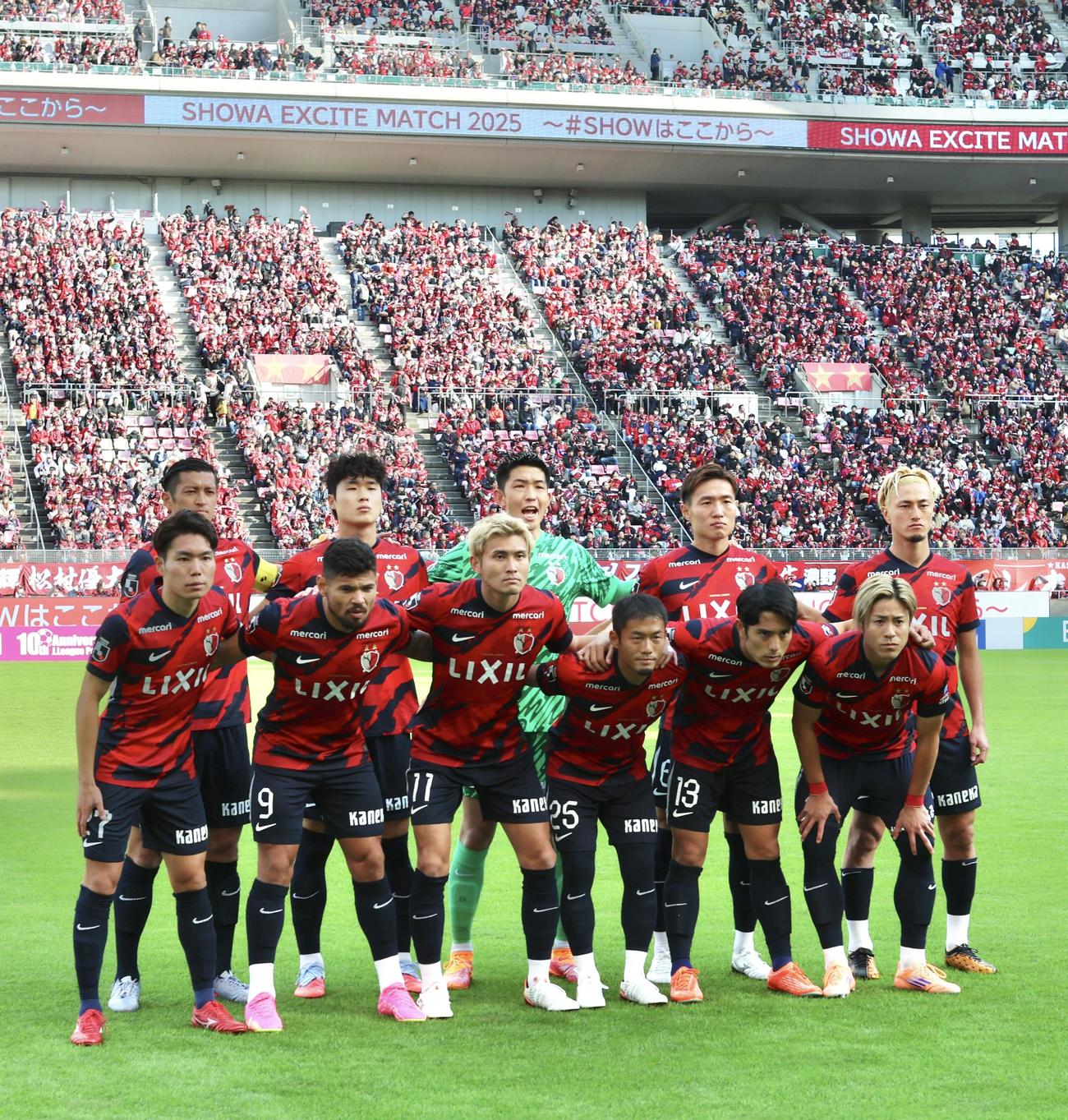 鹿島対横浜FC　開始前、写真に納まる鹿島のスタメン選手（撮影・河田真司）