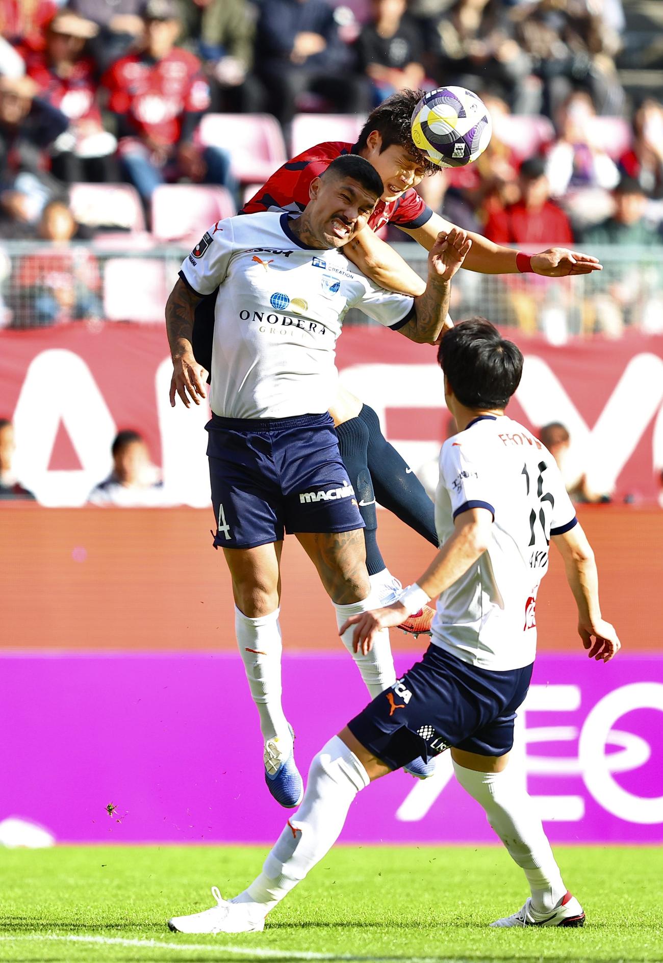 鹿島対横浜FC　前半、ゴール前で競り合う横浜FCユーリ・ララ（左）と鹿島キム・テヒョン（撮影・河田真司）