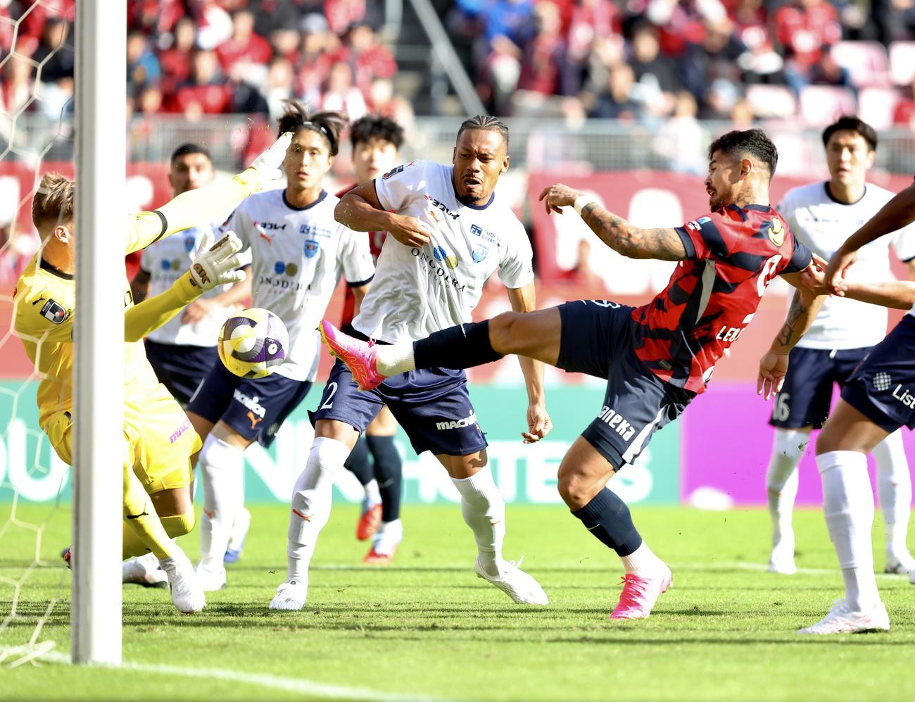 鹿島対横浜FC　前半、ゴール前に攻め込む鹿島レオ・セアラ（撮影・河田真司）