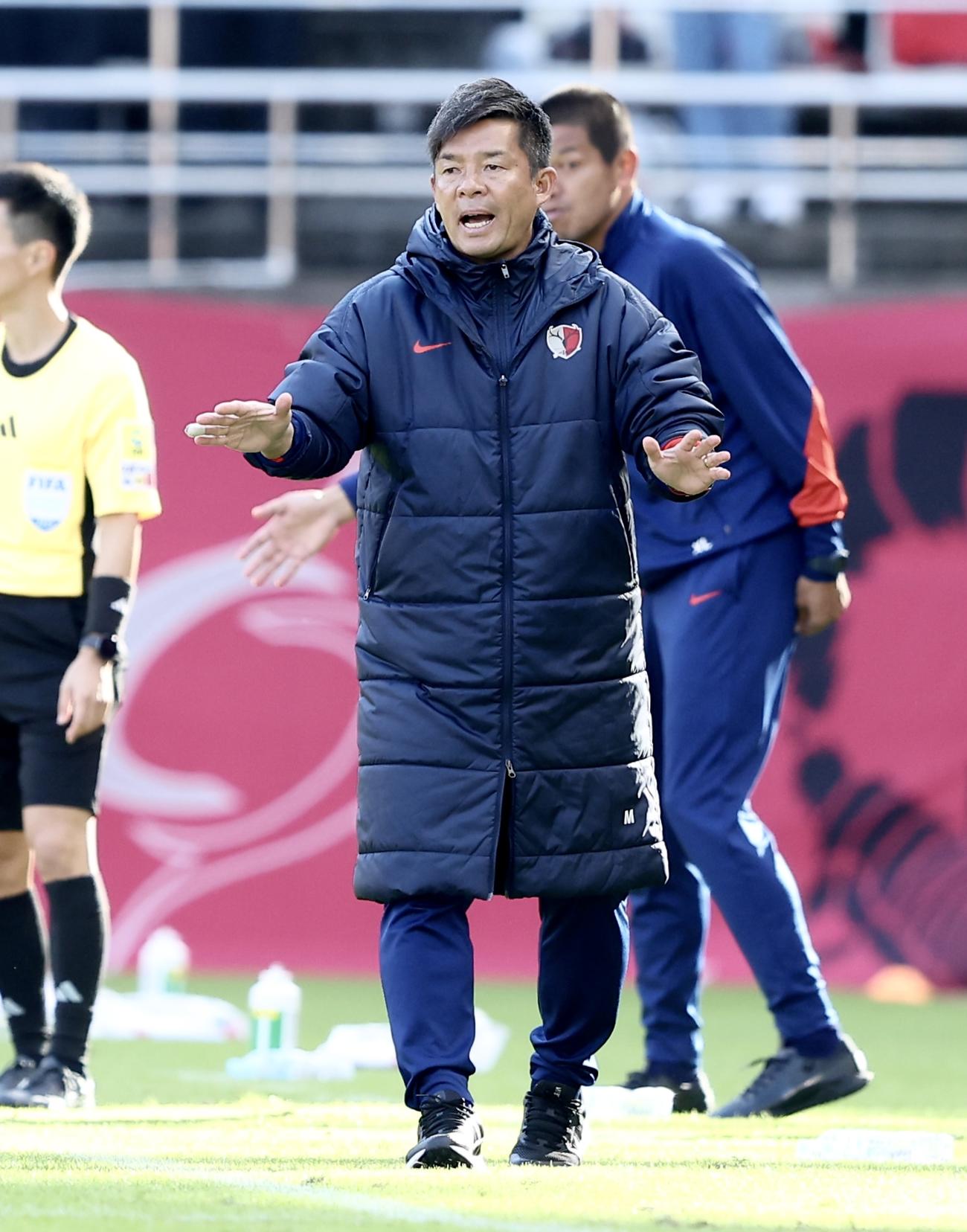 鹿島対横浜FC　前半、戦況を見守る鹿島鬼木監督（撮影・河田真司）