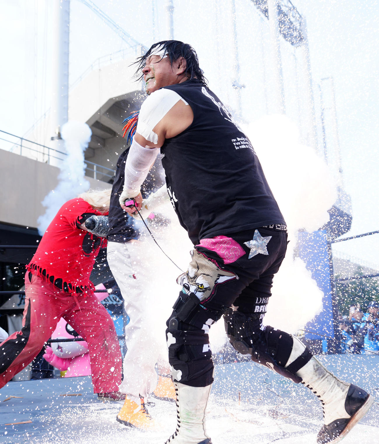 川崎F対岡山　試合前、電流爆破デスマッチに臨むプロレスラーの大仁田厚（撮影・江口和貴）