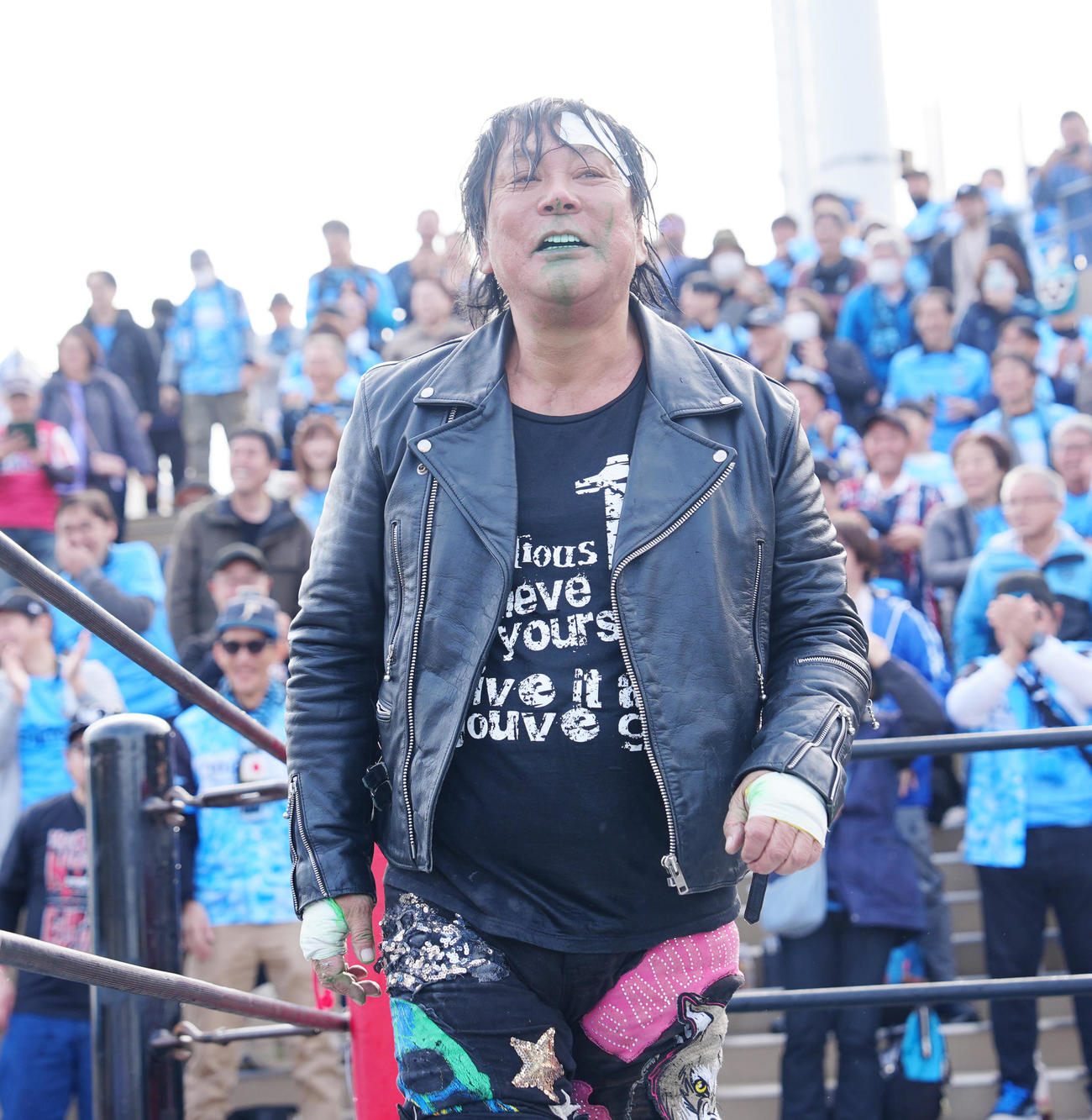 川崎F対岡山　試合前、電流爆破デスマッチに臨むプロレスラーの大仁田厚（撮影・江口和貴）