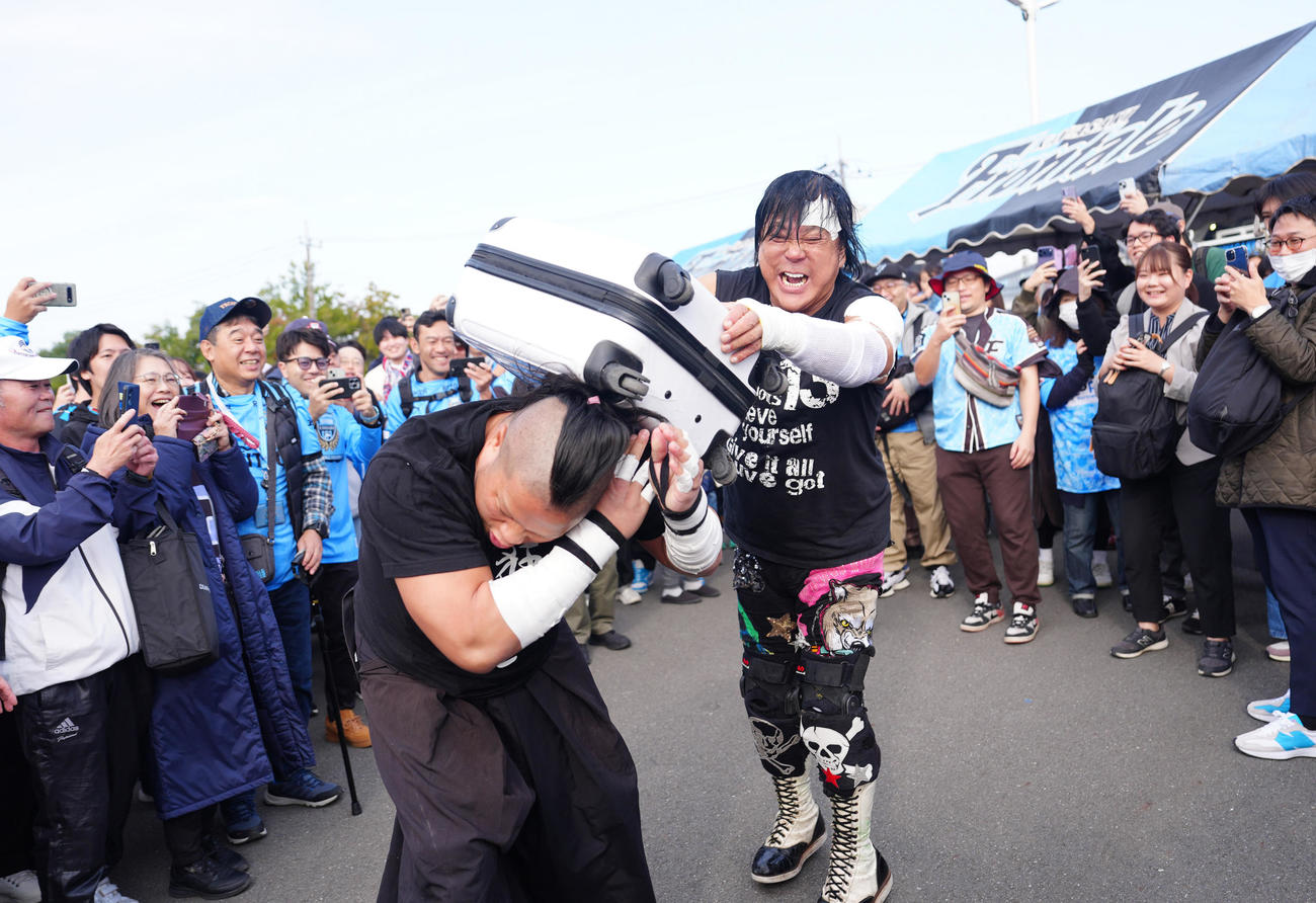 川崎F対岡山　試合前、電流爆破デスマッチに臨むプロレスラーの大仁田厚（撮影・江口和貴）