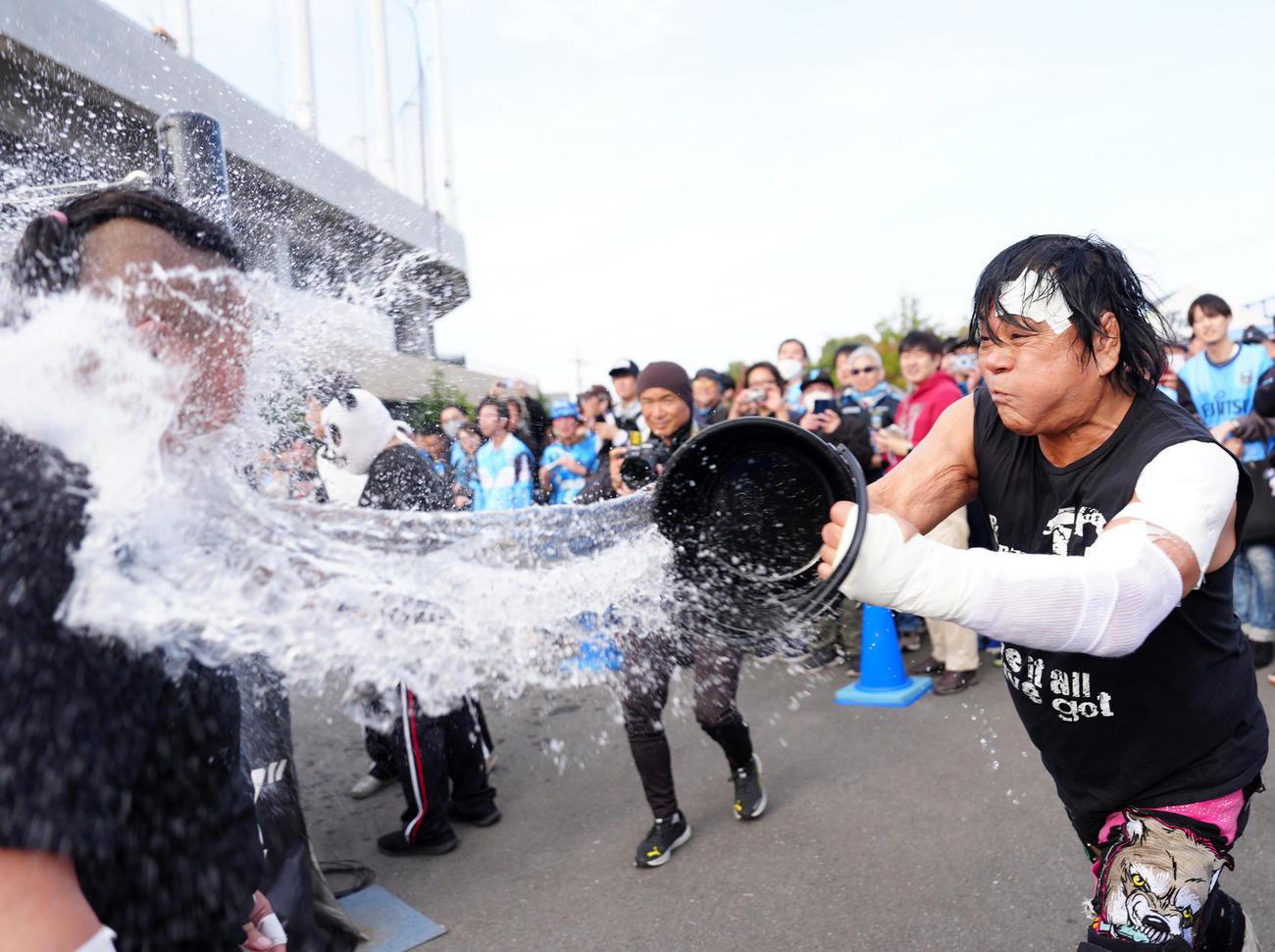 川崎F対岡山　試合前、電流爆破デスマッチに臨むプロレスラーの大仁田（右）（撮影・江口和貴）