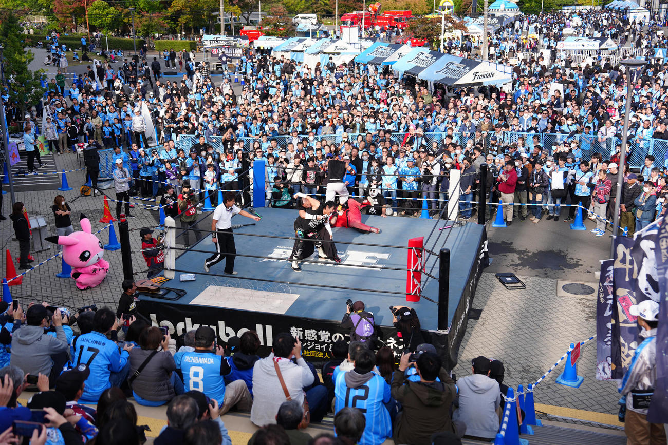 川崎F対岡山　試合前、電流爆破デスマッチに臨むプロレスラーの大仁田ら（撮影・江口和貴）