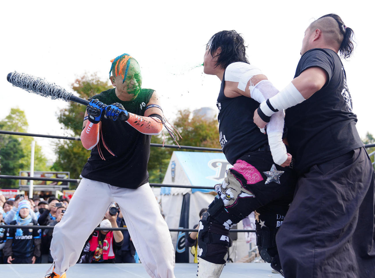 川崎F対岡山　試合前、電流爆破デスマッチで毒霧で攻撃するプロレスラーの大仁田（中央）（撮影・江口和貴）