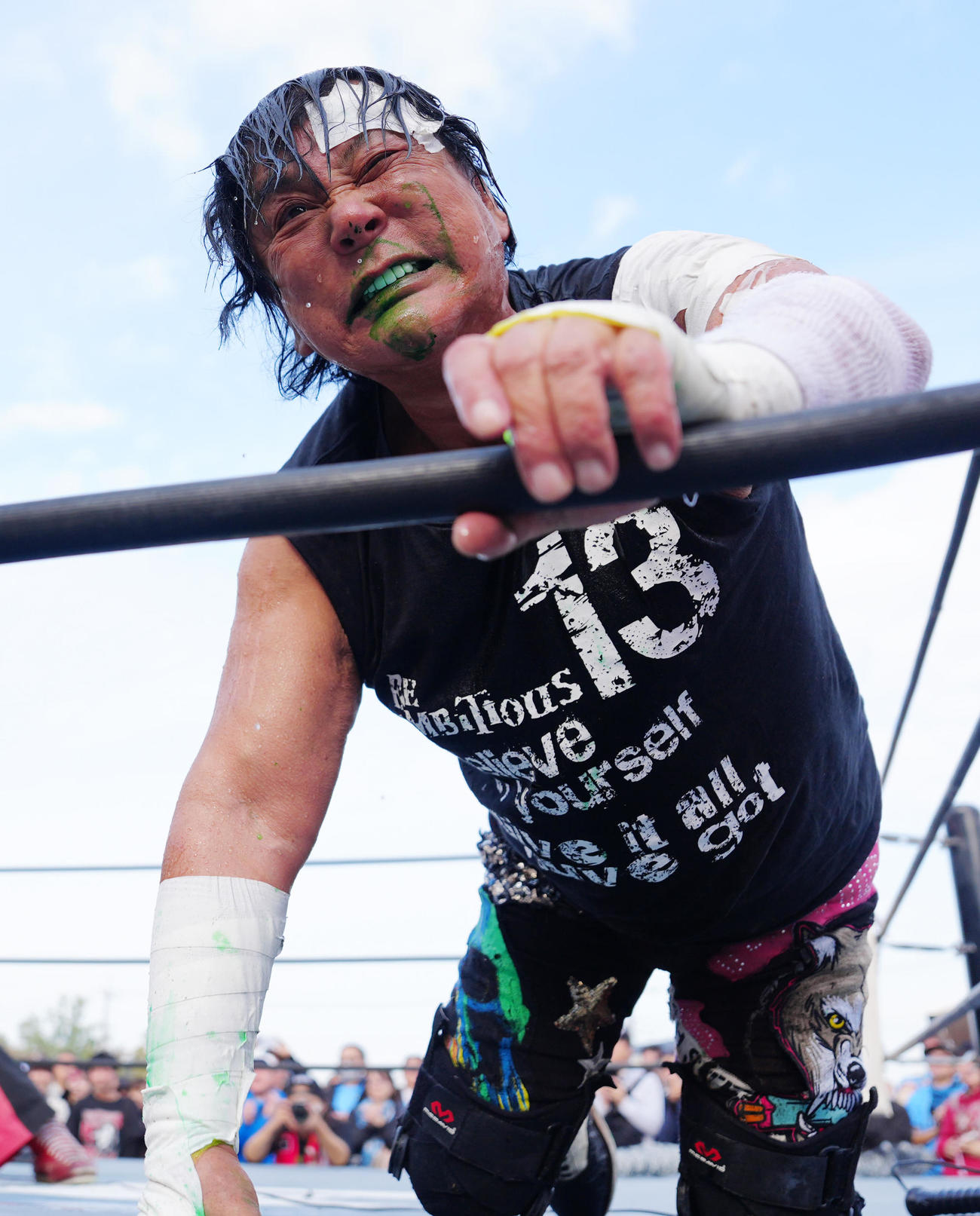 川崎F対岡山　試合前、電流爆破デスマッチに臨むプロレスラーの大仁田（撮影・江口和貴）