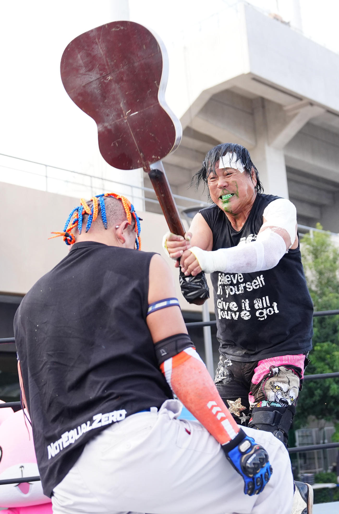 川崎F対岡山　試合前、電流爆破デスマッチに臨むプロレスラーの大仁田（撮影・江口和貴）