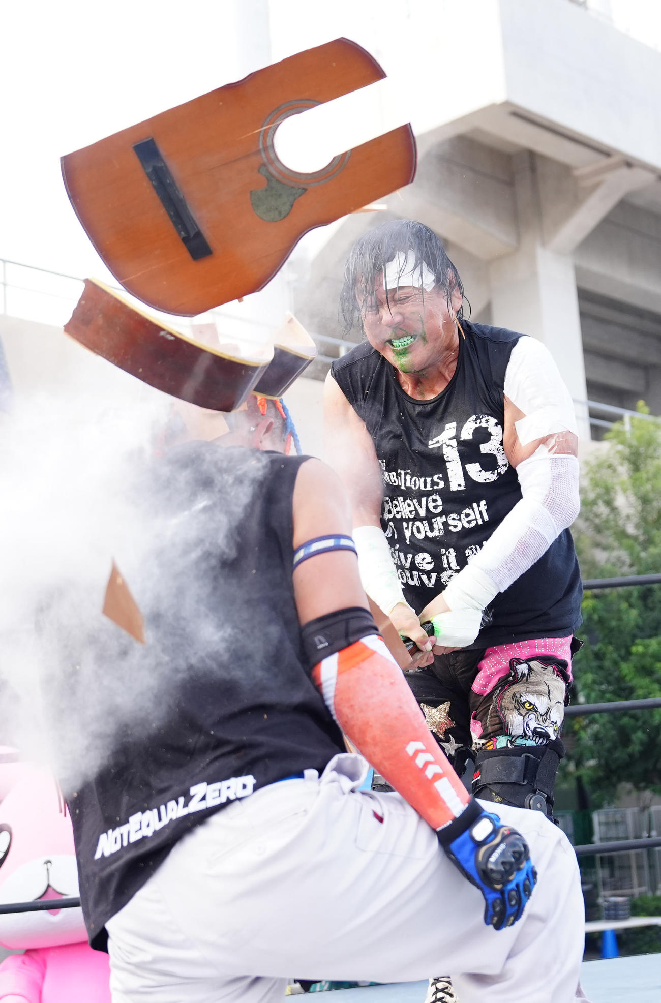 川崎F対岡山　試合前、電流爆破デスマッチに臨むプロレスラーの大仁田（撮影・江口和貴）