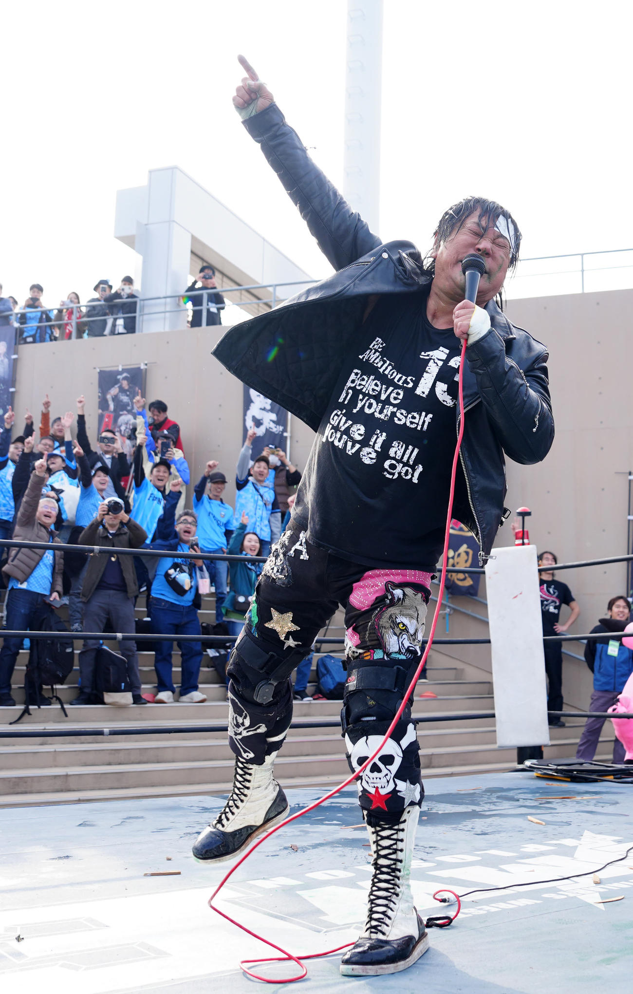 川崎F対岡山　試合前、電流爆破デスマッチに臨んだプロレスラーの大仁田（撮影・江口和貴）