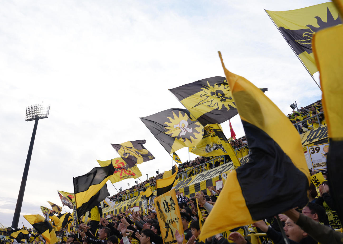 柏対名古屋　試合前、盛り上がる柏サポーター（撮影・足立雅史）