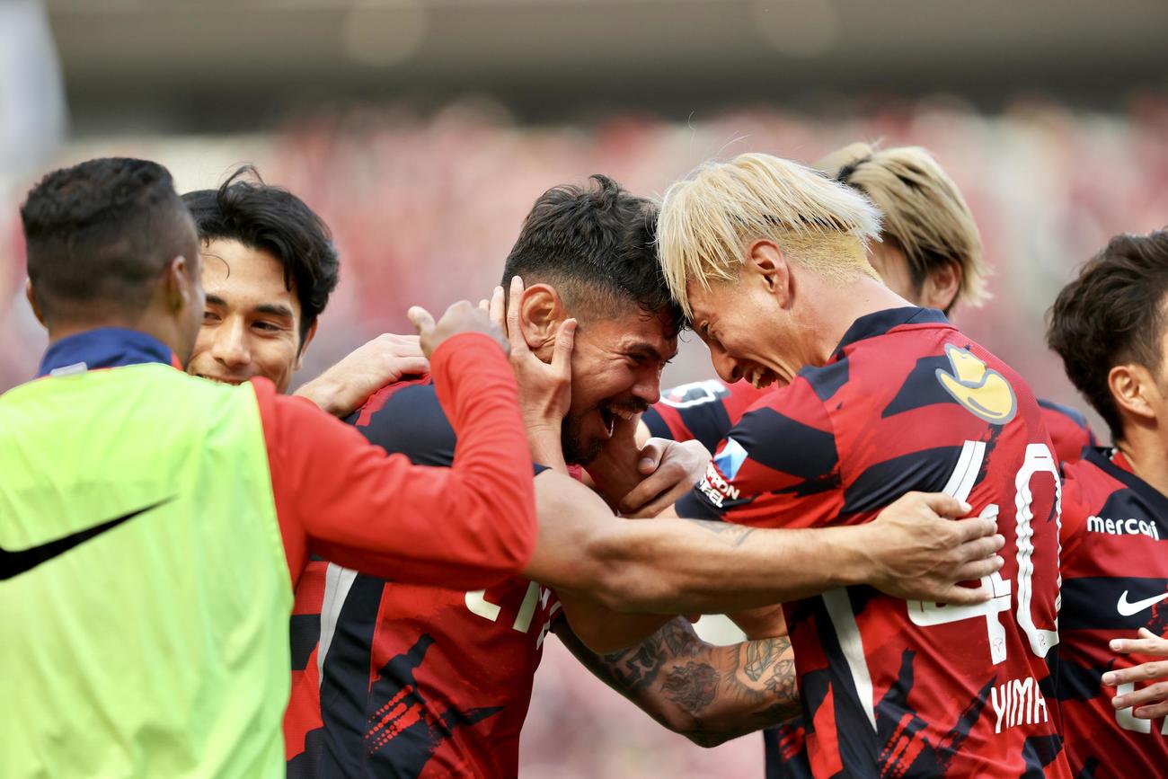 鹿島対横浜FC　後半、先制ゴールを決め、仲間に迎えられる鹿島レオ・セアラ（中央）（撮影・河田真司）