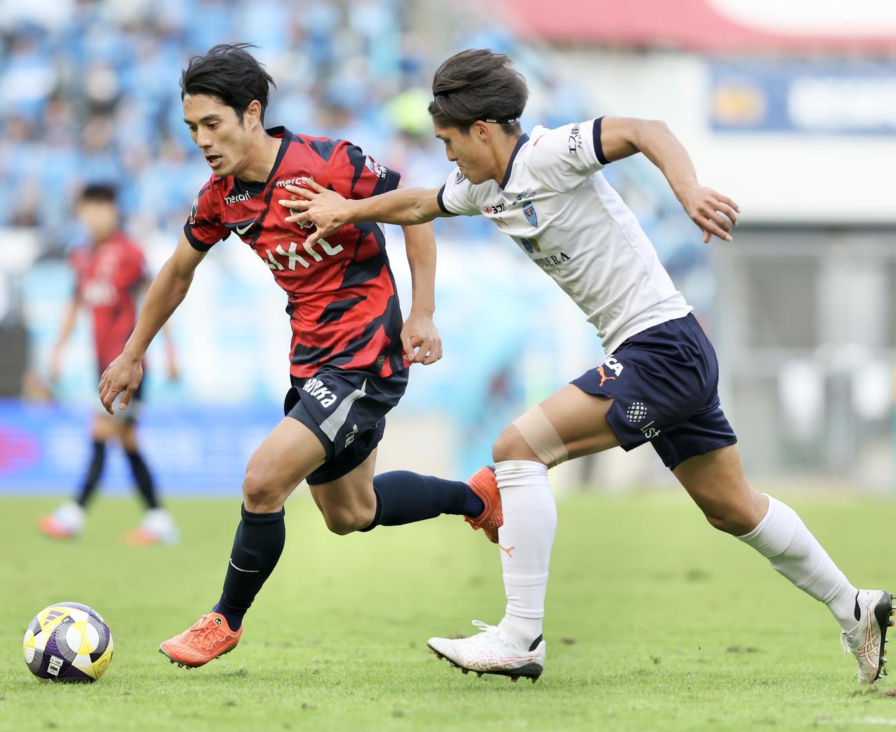鹿島対横浜FC　後半、横浜FC細井（右）と競り合う鹿島知念（撮影・河田真司）