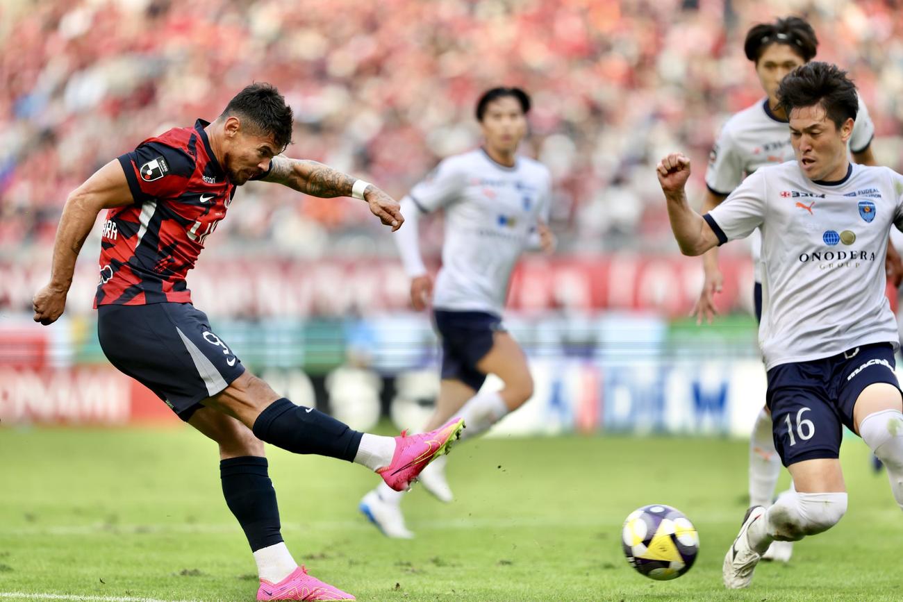 鹿島対横浜FC　後半、シュートを放つ鹿島レオ・セアラ（撮影・河田真司）
