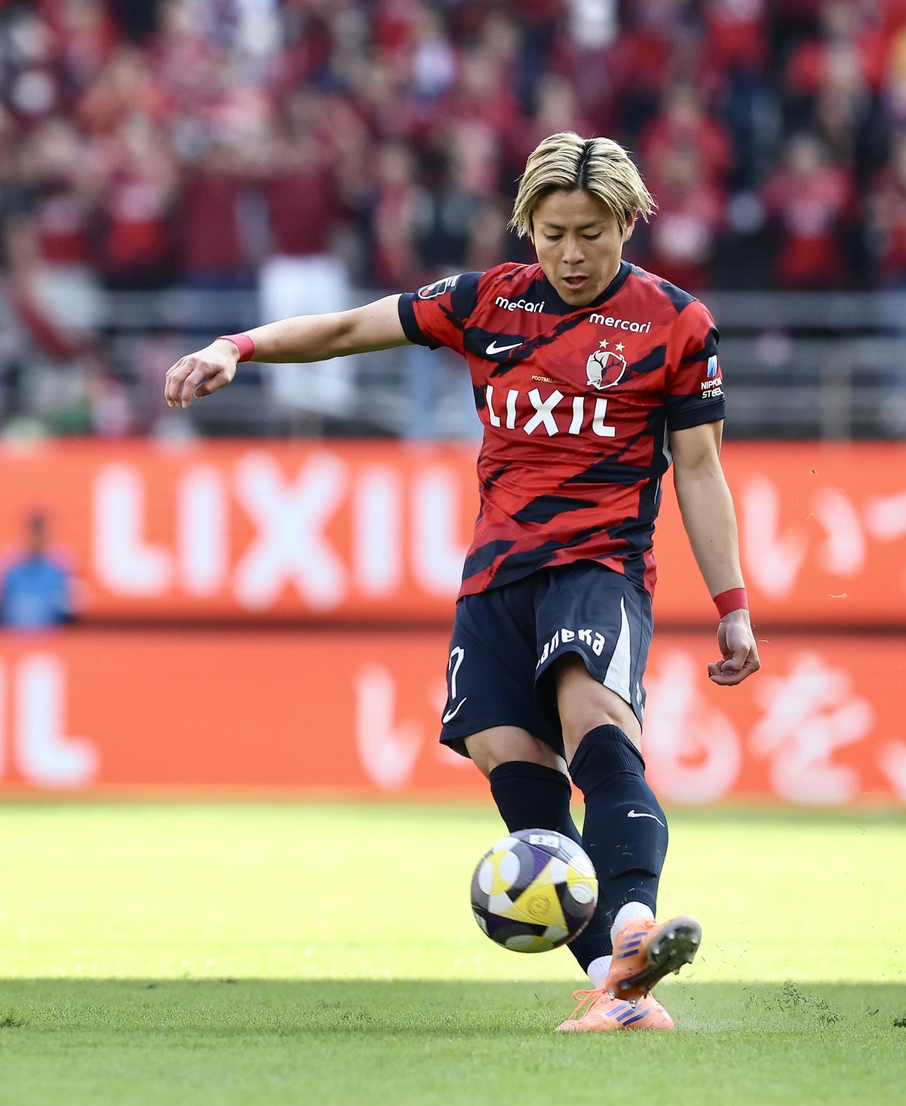 鹿島対横浜FC　前半、FKを放つ鹿島小川（撮影・河田真司）