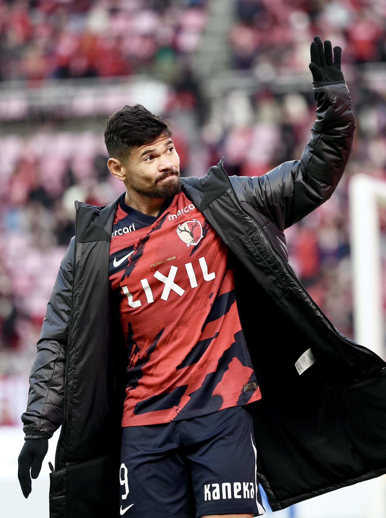鹿島対横浜FC　横浜FCに勝利し、サポーターの声援に応えながら引き揚げれ鹿島レオ・セアラ（撮影・河田真司）