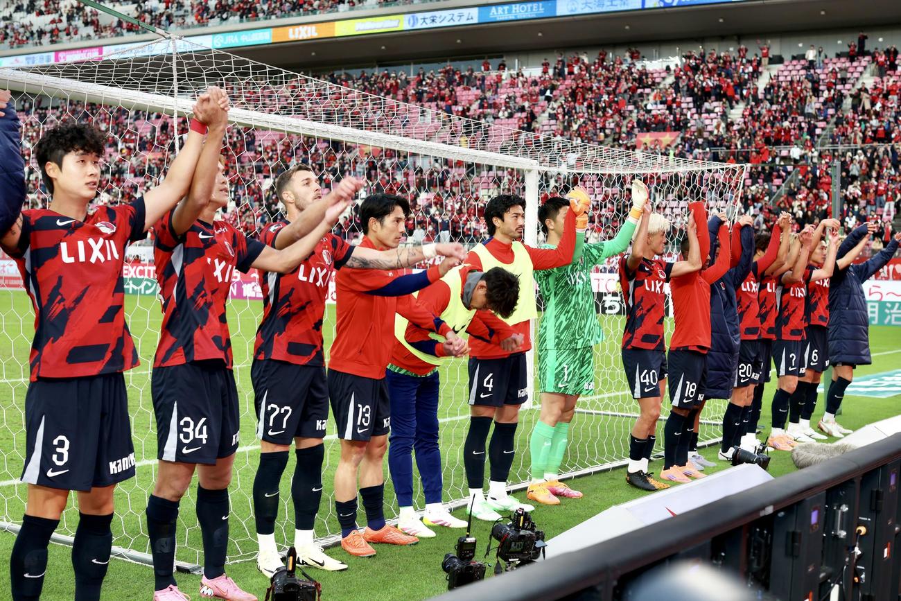 鹿島対横浜FC　横浜FCに勝利し、サポーターにあいさつする鹿島の選手たち（撮影・河田真司）