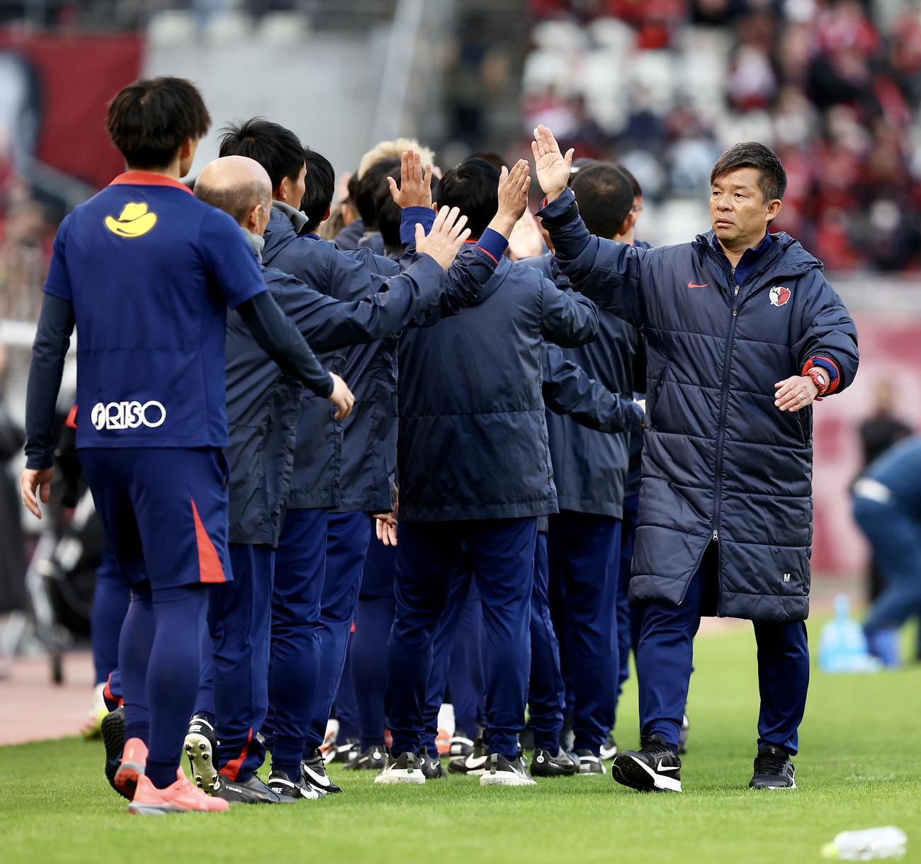 鹿島対横浜FC　横浜FCに勝利しタッチを交わす鹿島鬼木監督（右）（撮影・河田真司）