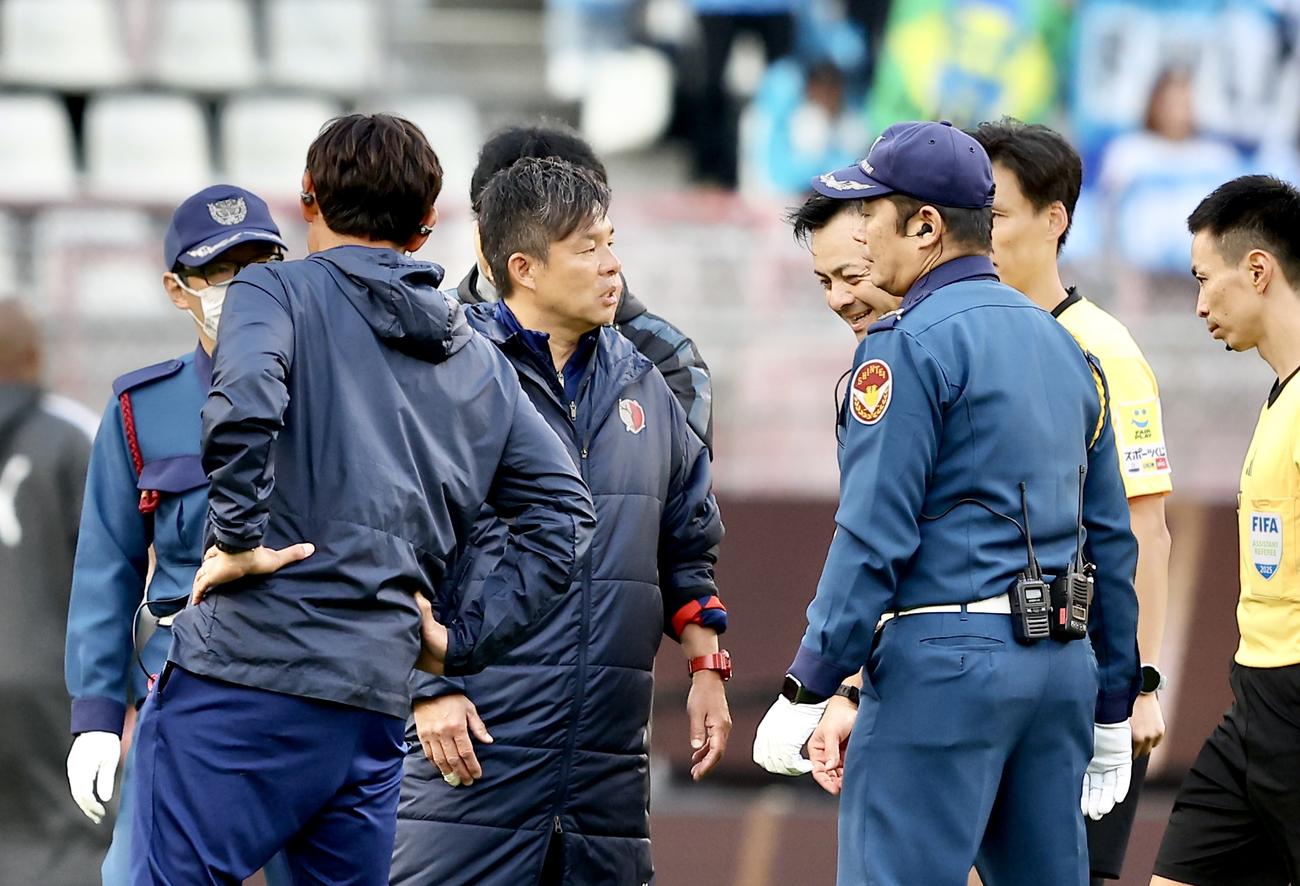 鹿島対横浜FC　試合後、審判と言葉を交わす鹿島鬼木監督（中央）（撮影・河田真司）