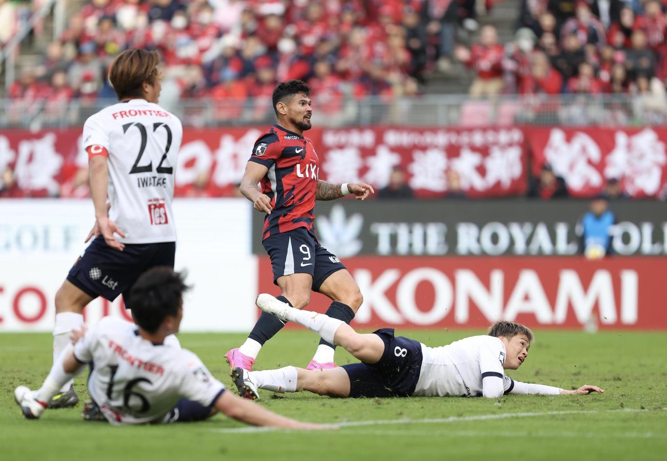 鹿島対横浜FC　後半、先制ゴールを決める鹿島レオ・セアラ（撮影・河田真司）