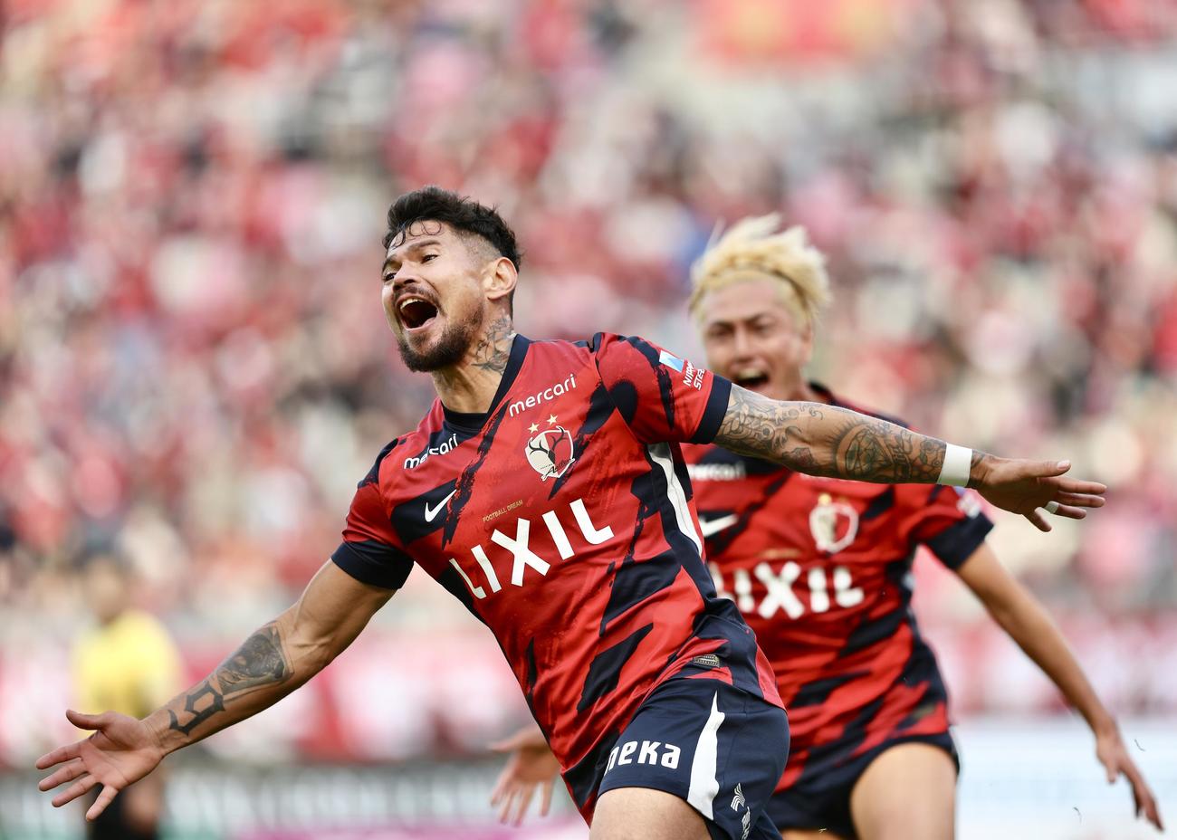 鹿島対横浜FC　後半、先制ゴールを決める鹿島レオ・セアラ（撮影・河田真司）