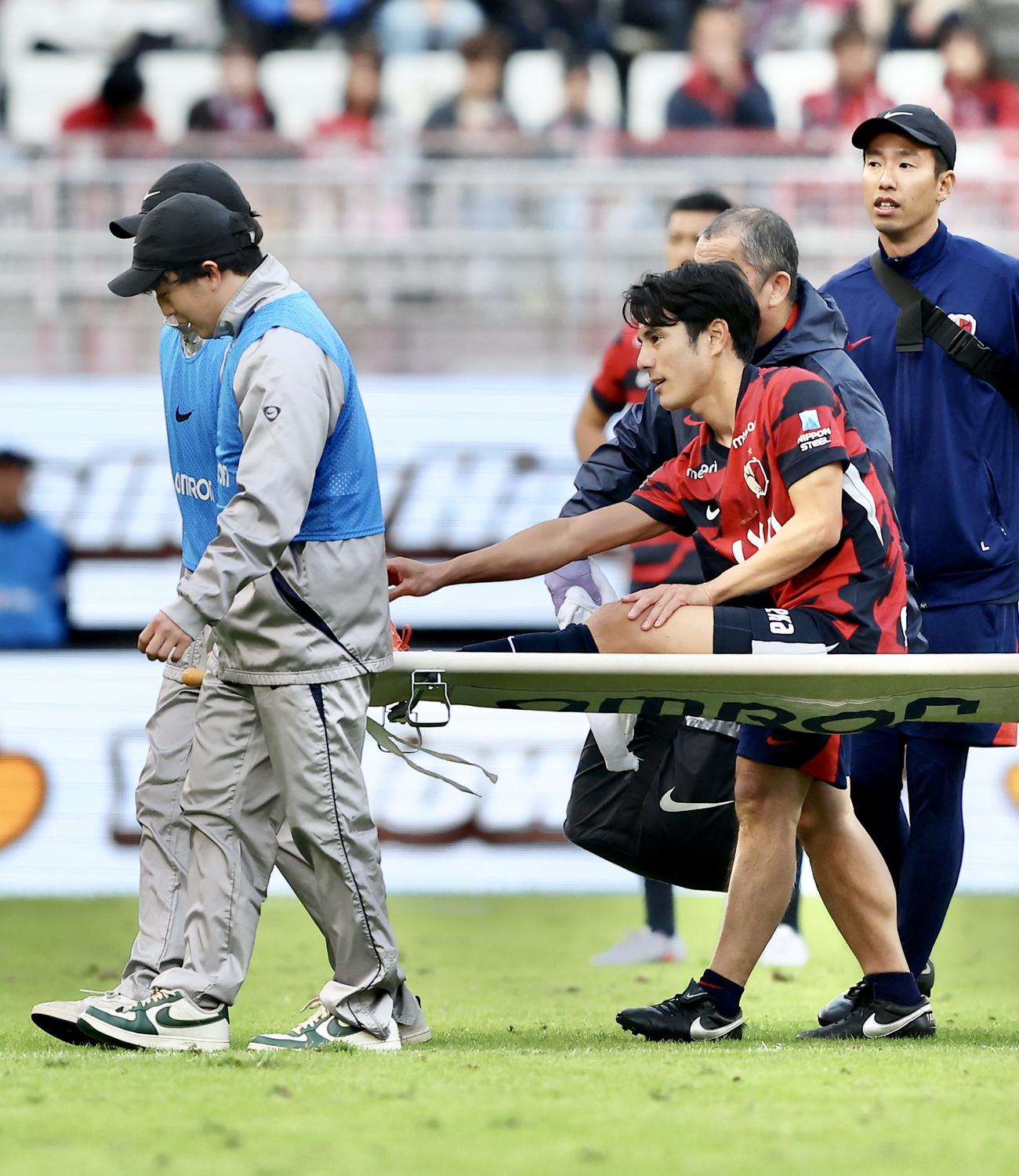 鹿島対横浜FC　後半、担架に乗りピッチから下がる鹿島知念（撮影・河田真司）