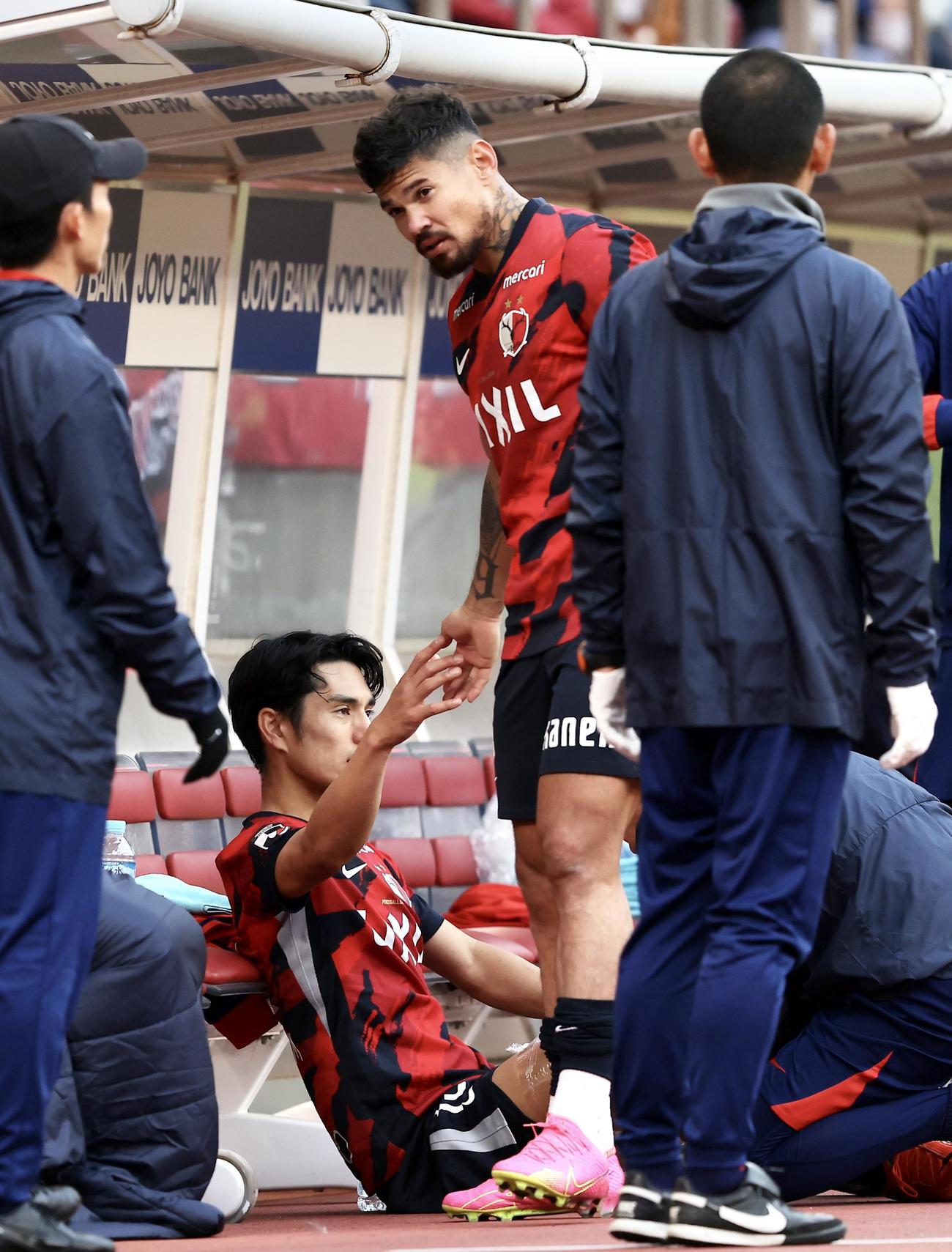 鹿島対横浜FC　後半、ピッチから下がり、ベンチでタッチを交わす鹿島知念（左）とレオ・セアラ（撮影・河田真司）