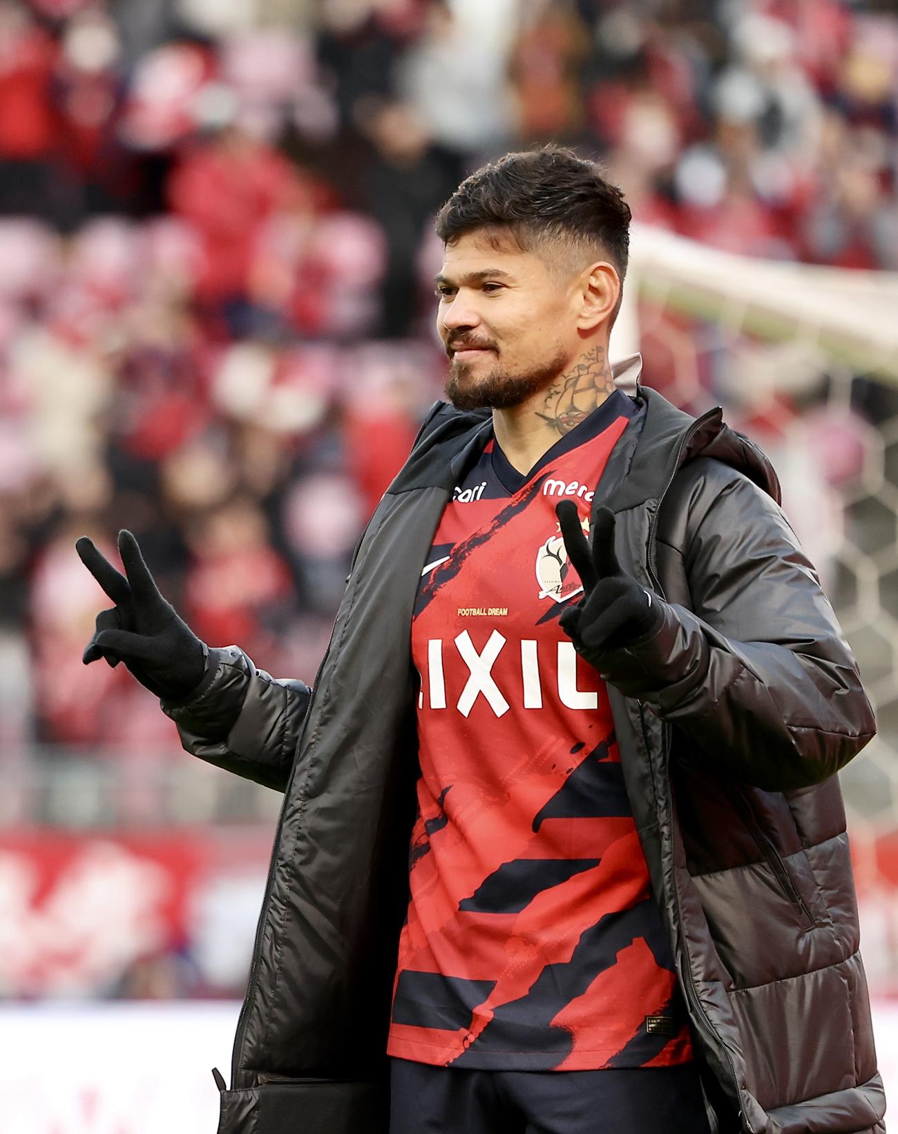 鹿島対横浜FC　横浜FCに勝利し、Vサインする鹿島レオ・セアラ（撮影・河田真司）