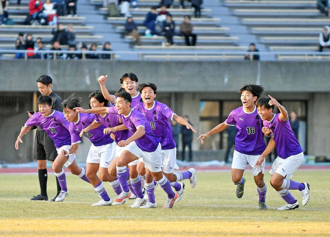 PK戦の末に勝利し、歓喜する藤枝東イレブン