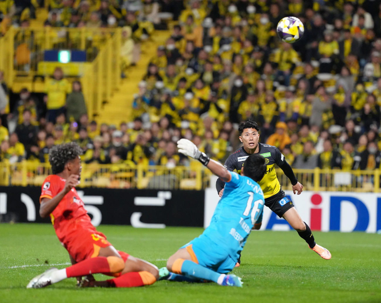 柏対名古屋　後半、柏原田のクロスが相手オウンゴールを誘う。右は細谷（撮影・足立雅史）