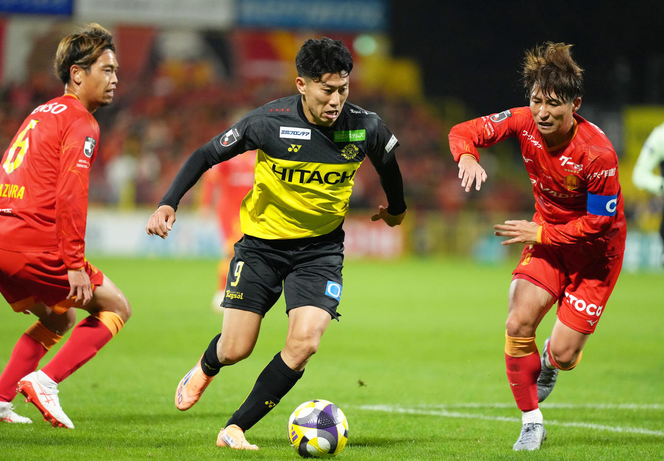 柏対名古屋　後半、ドリブルで攻め込む柏細谷（中央）（撮影・足立雅史）