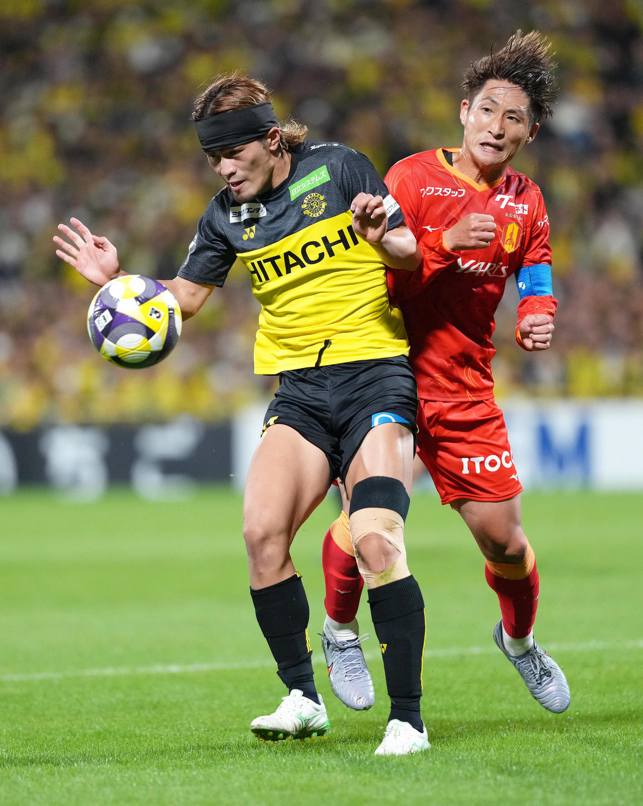 柏対名古屋　後半、競り合う柏馬場（左）と名古屋和泉（撮影・足立雅史）