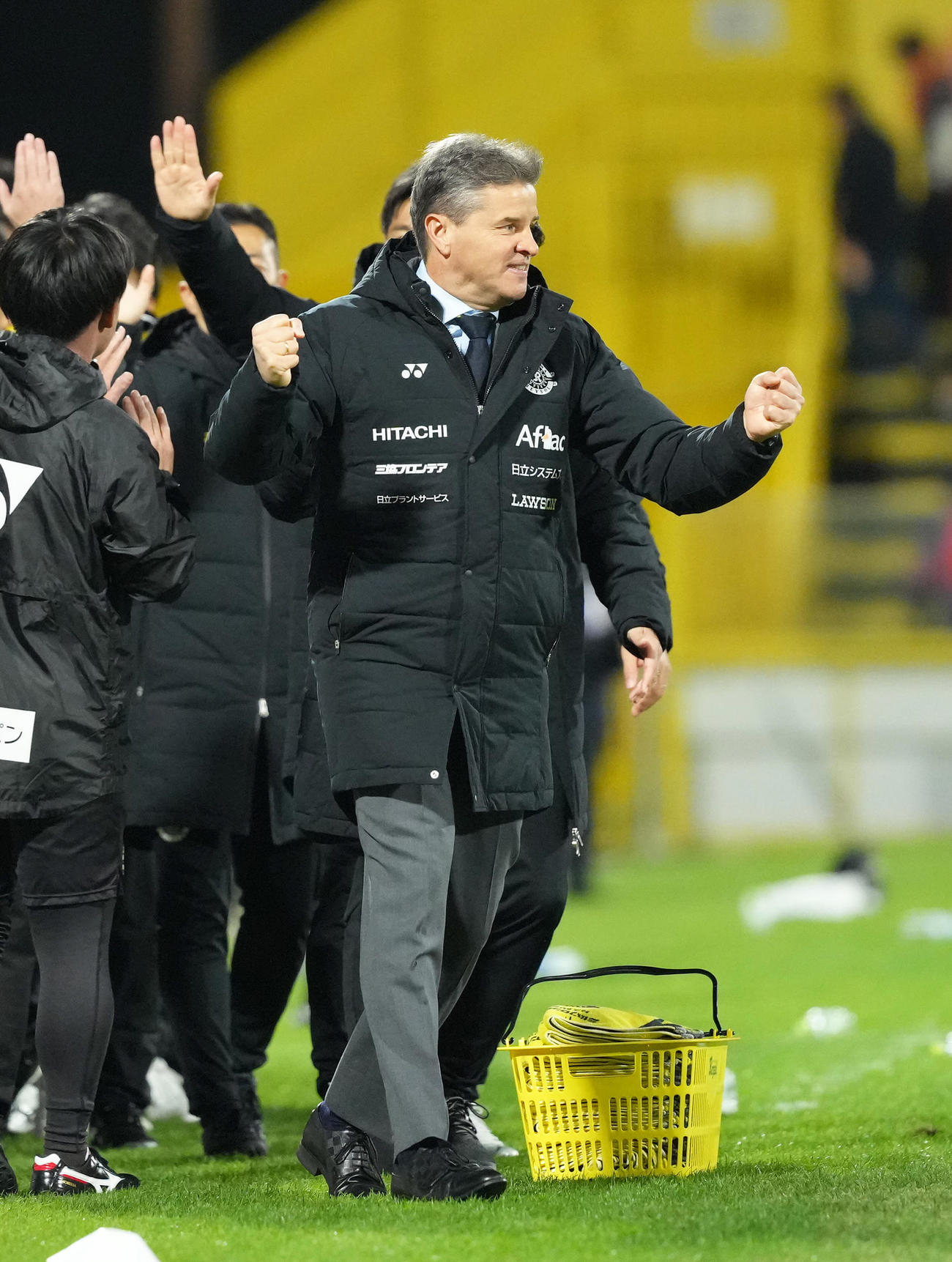 柏対名古屋　名古屋に勝利しガッツポーズする柏ロドリゲス監督（撮影・足立雅史）