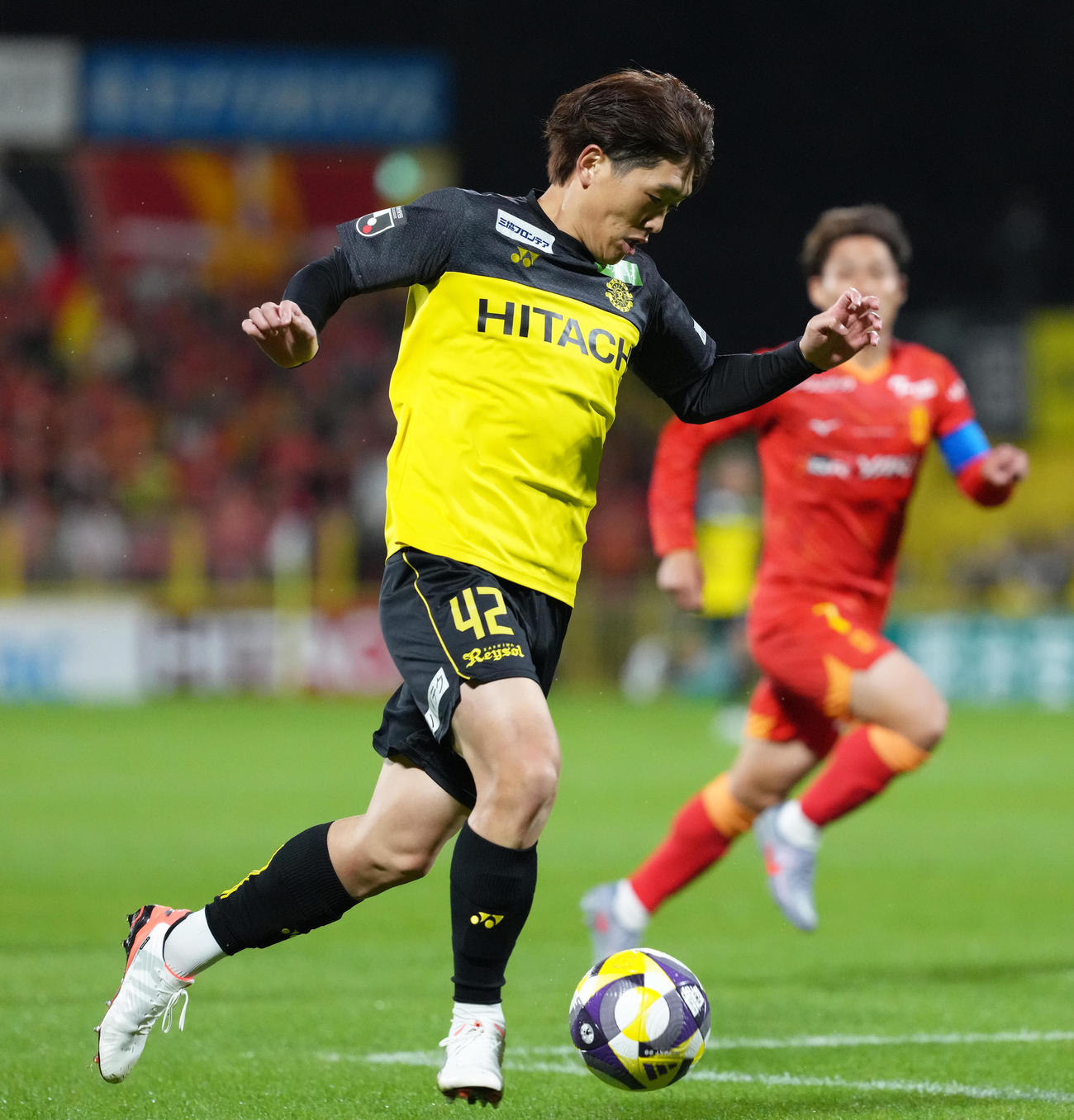柏対名古屋　後半、ゴール前に攻め込む柏原田（撮影・足立雅史）