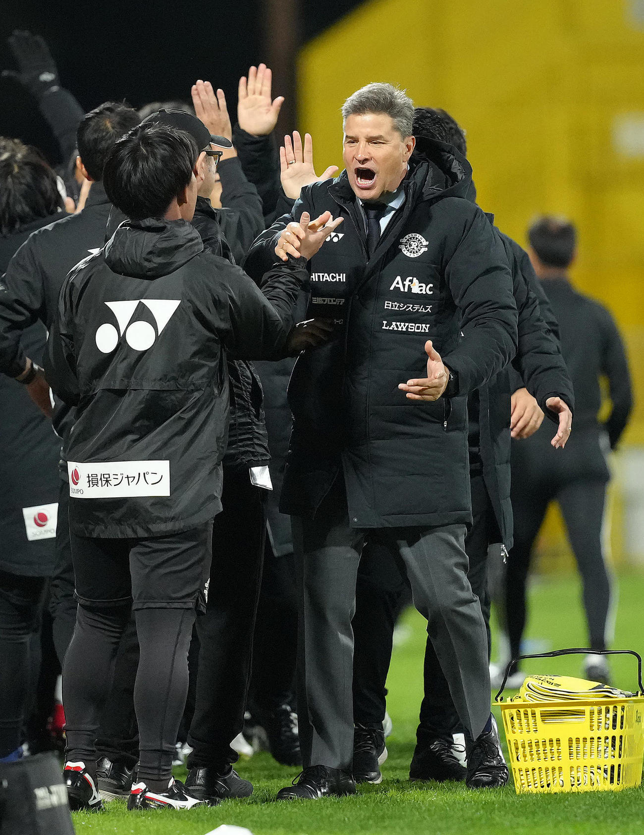 柏対名古屋　名古屋に勝利しタッチを交わす柏ロドリゲス監督（撮影・足立雅史）