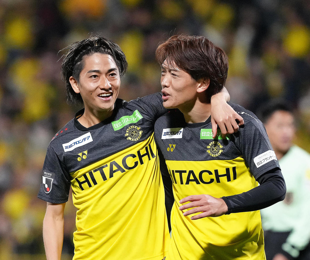 柏対名古屋　後半、オウンゴールで先制し喜ぶ柏原田（右）（撮影・足立雅史）