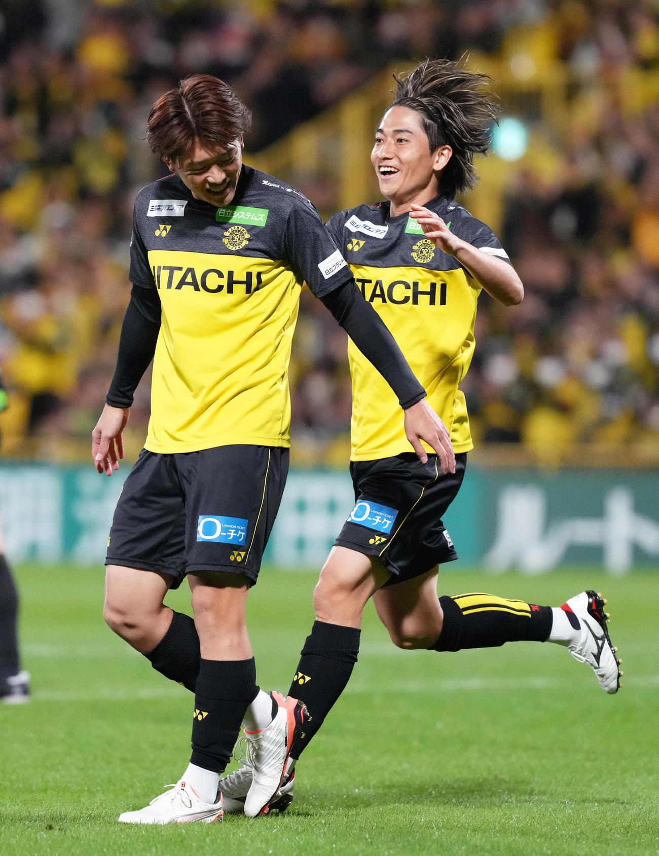 柏対名古屋　後半、オウンゴールで先制し喜ぶ柏原田（左）（撮影・足立雅史）