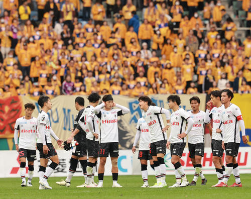 仙台対熊本　0－2で敗れ、無念の表情の熊本イレブン（撮影・野上伸悟）
