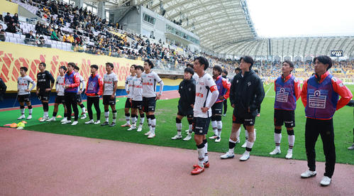 仙台対熊本　0－2で敗れ、さの声を聞く熊本の選手たち（撮影・野上伸悟）