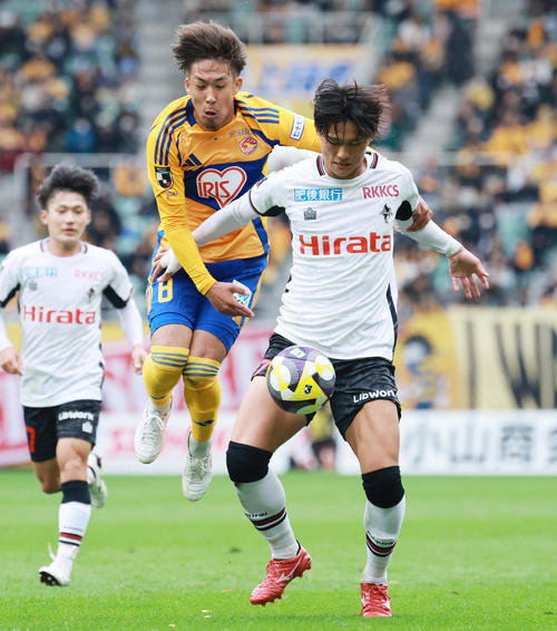 仙台対熊本　前半、仙台武田（左）と競りあう熊本神代（撮影・野上伸悟）