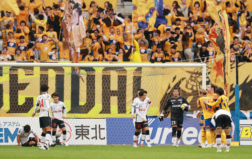 仙台対熊本　後半、仙台に先制を許しがっくりの熊本イレブン（撮影・野上伸悟）