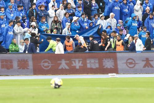 水戸対大宮　前半、急病人のため試合が一時中断する（撮影・宮地輝）