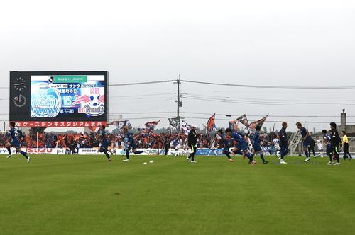 水戸対大宮　前半、試合再開に向けて体を動かす選手たち（撮影・宮地輝）