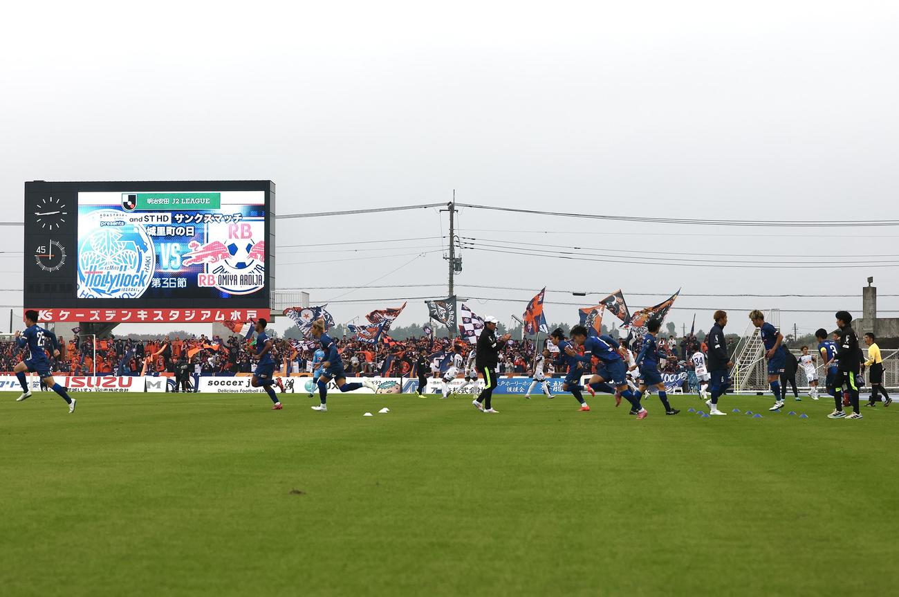 水戸対大宮　前半、試合再開に向けて体を動かす選手たち（撮影・宮地輝）