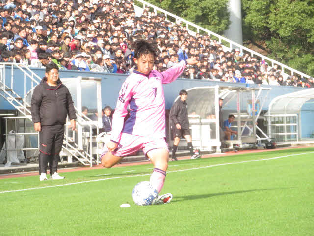 FKからゴール前へボールを送る日大藤沢MF中村龍剛