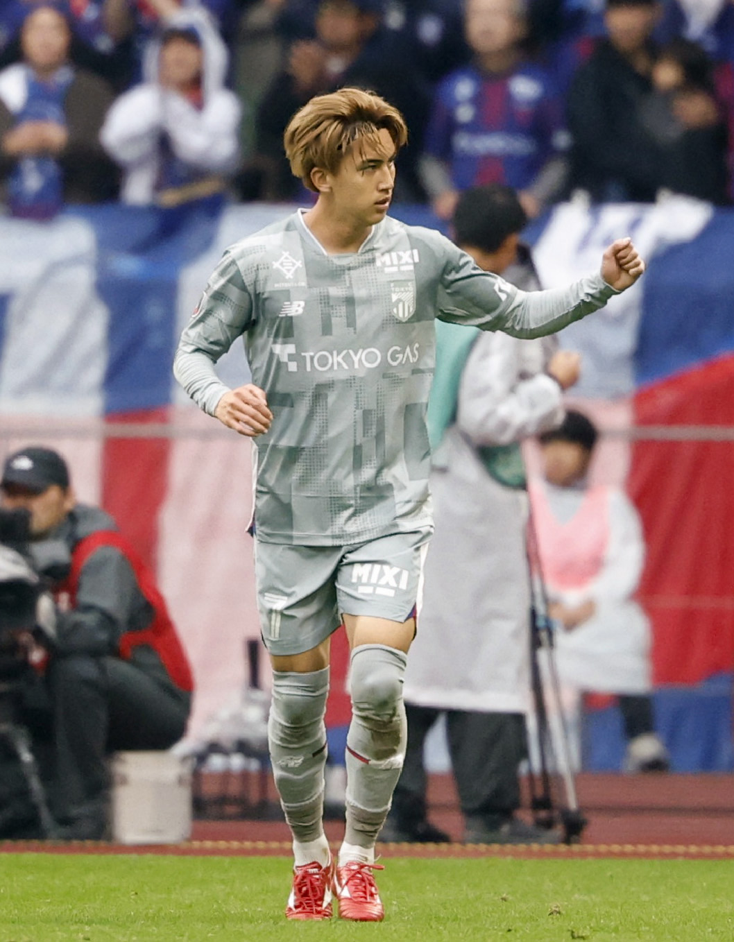 町田―FC東京　後半、決勝ゴールを決め喜ぶFC東京・安斎（共同）