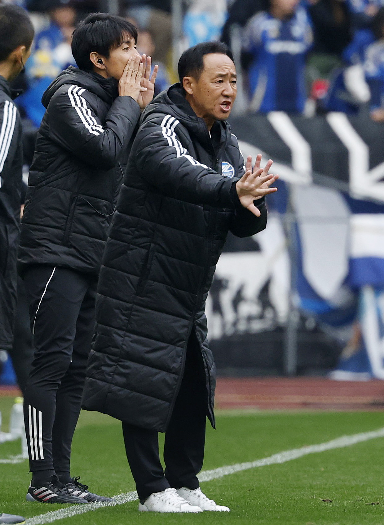 町田―FC東京　前半、指示を出す町田・黒田監督（右、共同）