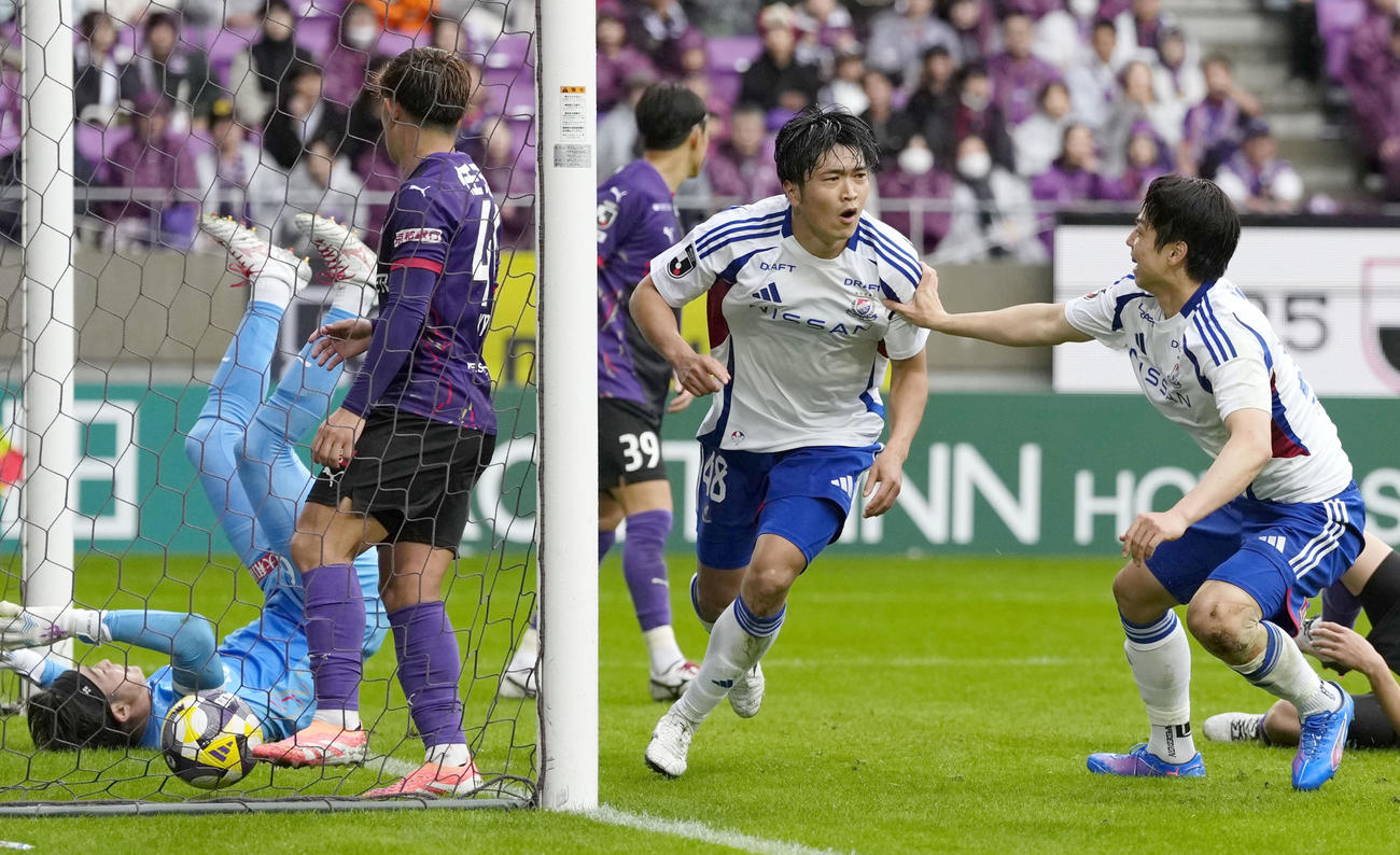 京都―横浜M　前半、先制ゴールを決め駆け出す横浜M・谷村（右から2人目、共同）