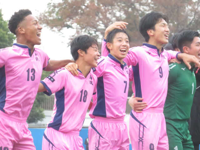 優勝を決め、応援団の前で歓喜のラインダンスを披露する日大藤沢メンバー。右から2人目が決勝点を挙げた有川啓介、同3人目が中村龍剛