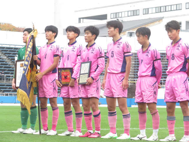 優勝を決めた日大藤沢のメンバー。右から2人目は中村龍剛